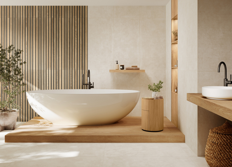 Badezimmer mit freistehender Badewanne, sehr heller Raum mit beigen Fliesen und vielen Holzelementen