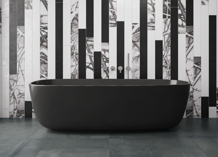 Schwarze freistehende Badewanne, Bad mit grauen Beton Bodenfliesen und auffälligem schwarz-weißen Volldekor an der Wand 