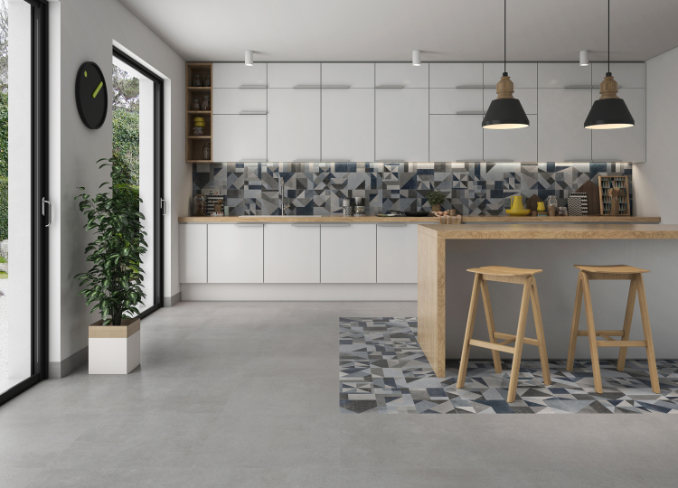 Schlichte Bodenfliese mit auffäligem Dekor in moderner, weißer Küche mit Kücheninsel und Sitzmöglichkeit.