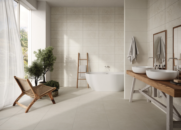 Badezimmer mit freistehender Badewanne und zwei Waschtischen, Holzelemente