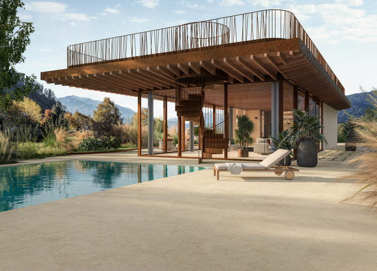 Haus mit Dachterrasse, davor eine großzüge Terrasse, ein Pool und eine Liege  