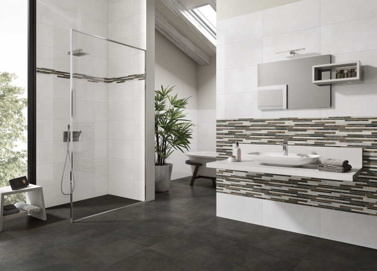 Badezimmer klassisch mit Stäbchenbordüre, Waschbecken und Dusche