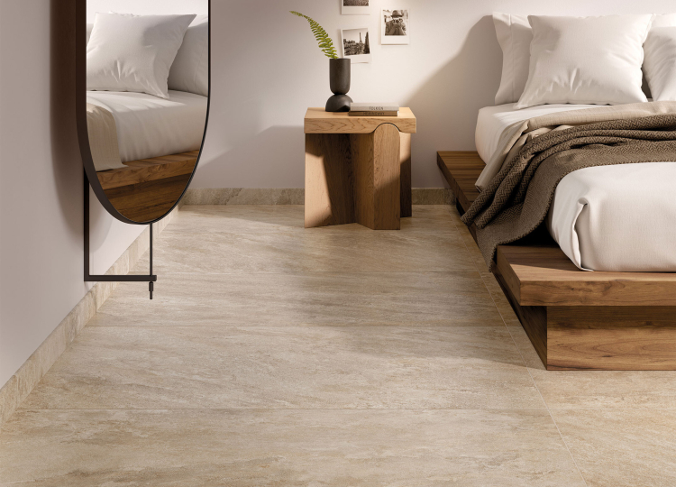 Schlafzimmer mit Bett, Nachttisch und Spiegel