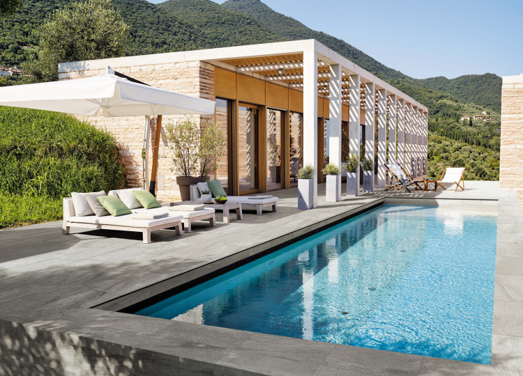 Swimmingpool mit grauen Fliesen