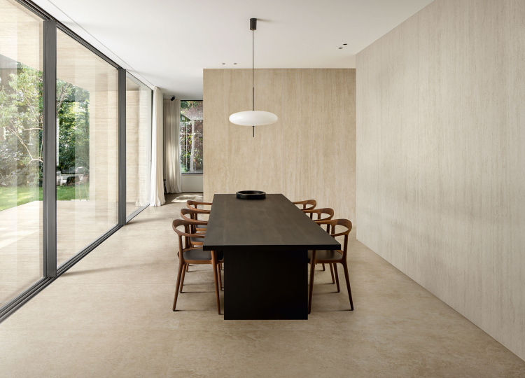 Schlichtes Esszimmer in Beige, großer Esstisch in Scharz in der Mitte