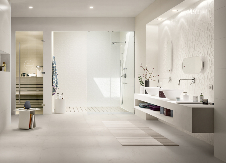 Weißes, helles Badezimmer mit matten 3D Dekor-Fliesen.