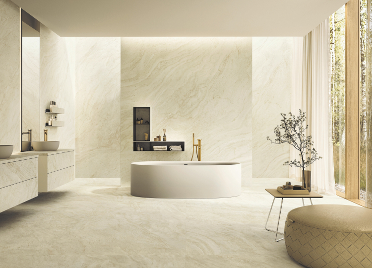 Schlichtes Badezimmer mit freistehender Badewanne, in beige gehalten, XXL-Fliesen an Wand und Boden.