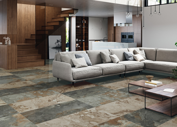 Wohnzimmer mit auffälligen Fliesen in Steinoptik, graues schlichtes Sofa mit Zierkissen