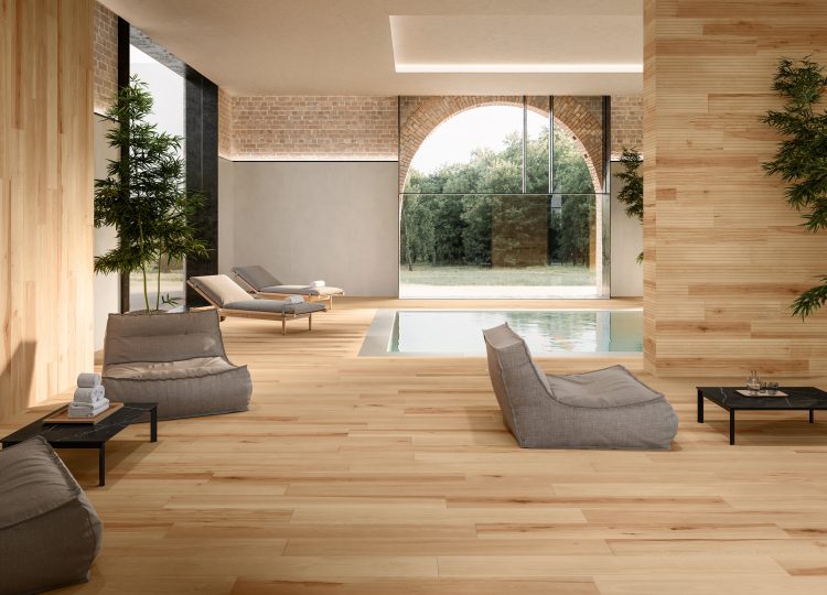 Schwimmbad mit Holzfliesen an den Wänden und am Boden