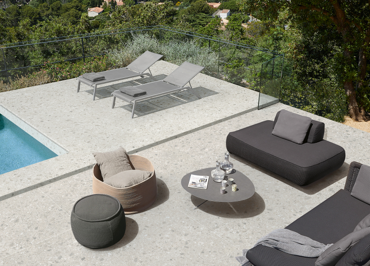 Terrasse mit Loungemöbeln und Pool mit zwei Liegen