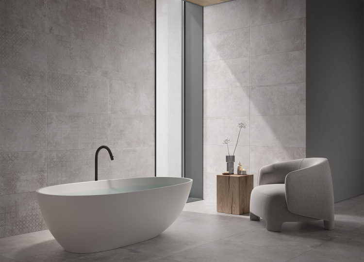 Bad mit freistehender Badewanne und einheitlich graue Fliesen an den Wänden und am Boden