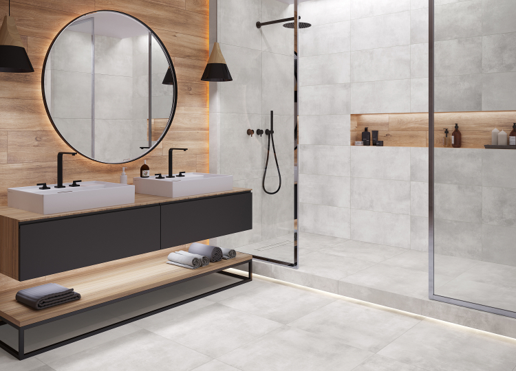 Modernes Bad mit hellgrauen Fliesen, zwei Waschtische und Dusche, schwarze Armaturen
