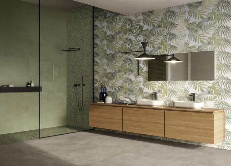 Badezimmer mit auffälligen Wandfiesen und schlichten Bodenfliesen, Dusche mit Glaswand, daneben 2 Waschbecken.