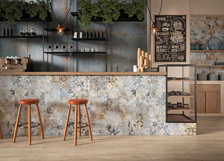 Bar mit 2 Hocker und Ornamentfliesen an den Wänden.