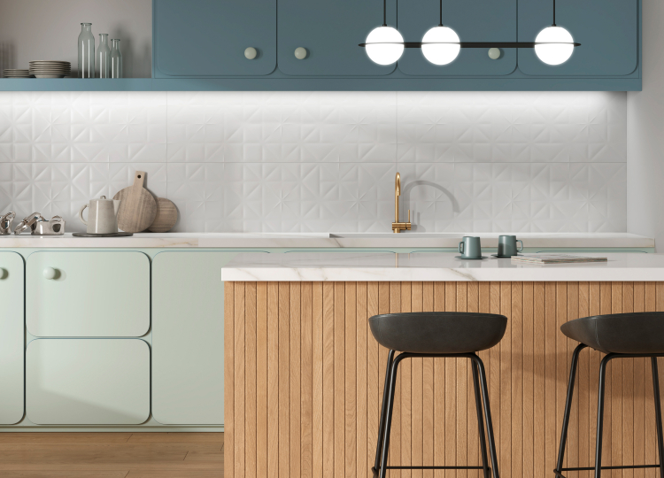 Küchenzeile mit färbigen Fronten und schlichten, weißen Fliesenspiegel im 3D-Look.