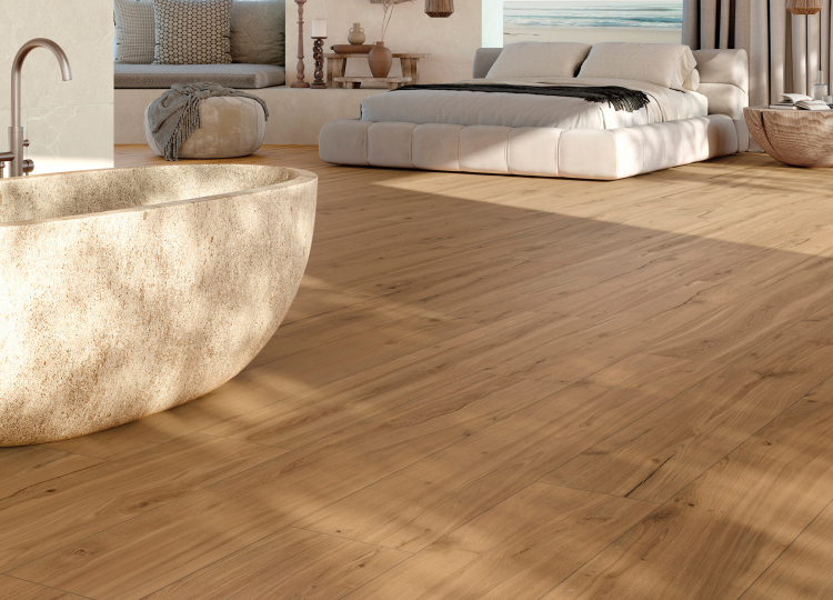 Schlafzimmer mit freistehender Badewanne im Raum, am Boden Holzfliesen