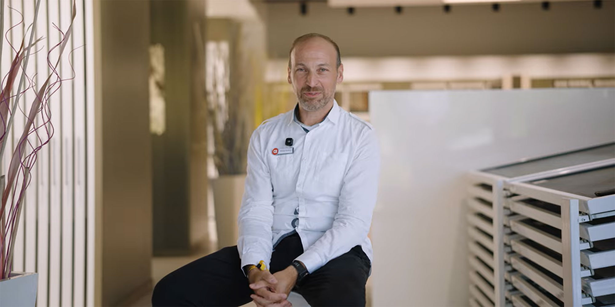 Fliesenfachberater vom Schauraum in Wien wird interviewt.