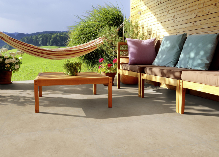Terrasse mit Coach und gemütlichem Hängematte
